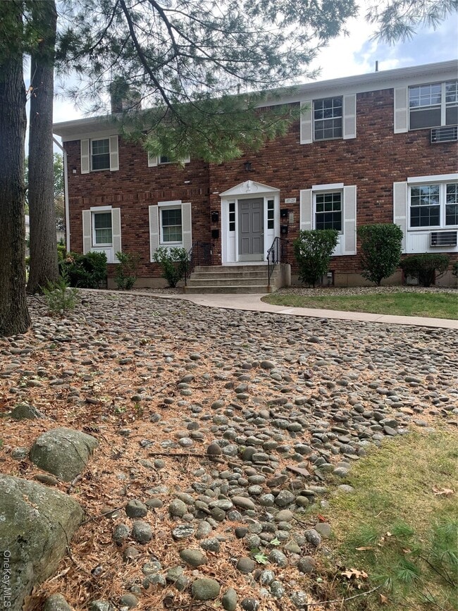 Building Photo - 23 Doxbury Ln