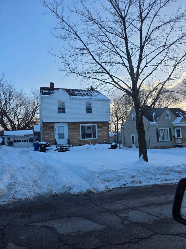 Photo - 3 Bedroom Updated Single Family Home Unidad 8610 Rosewood Avenue