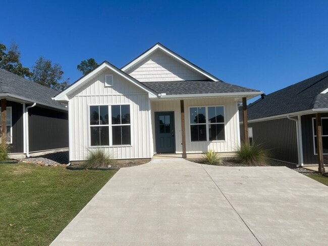Building Photo - New 3 Bed 3 Bath Home