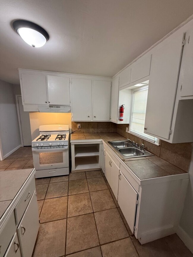 2748 Woodside Dr