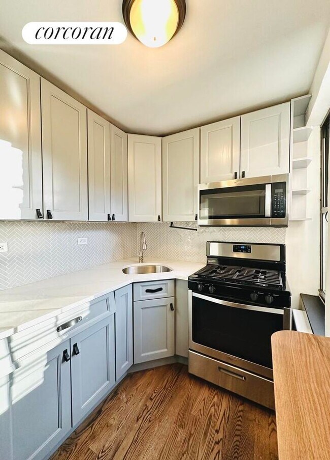 Photo - 52-25 39th Rd