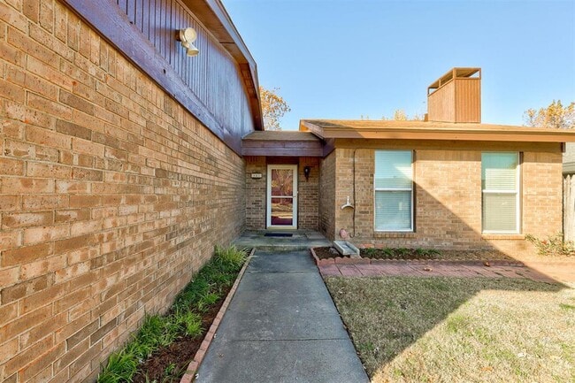 Photo - 841 N Robinson Ave