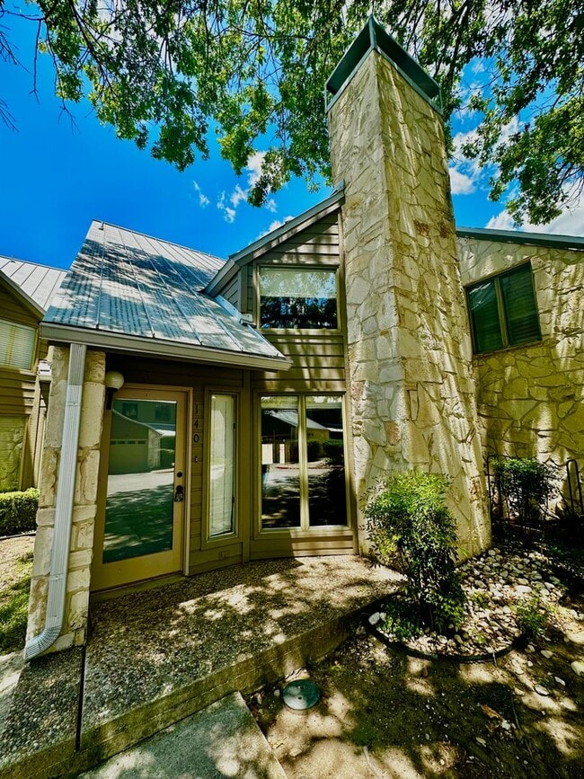Building Photo - 1 Bedroom Townhome at Quinlans Crossing