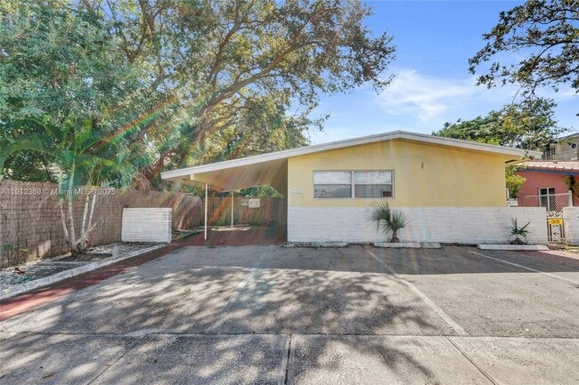 Building Photo - 720 SE 15th St Unit 1