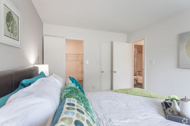 2BR,1BA,-925SF