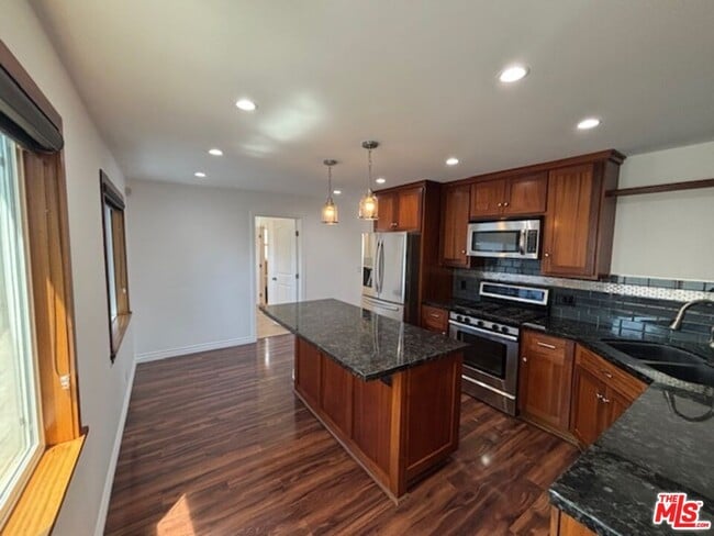 Photo - 2535 Mary St