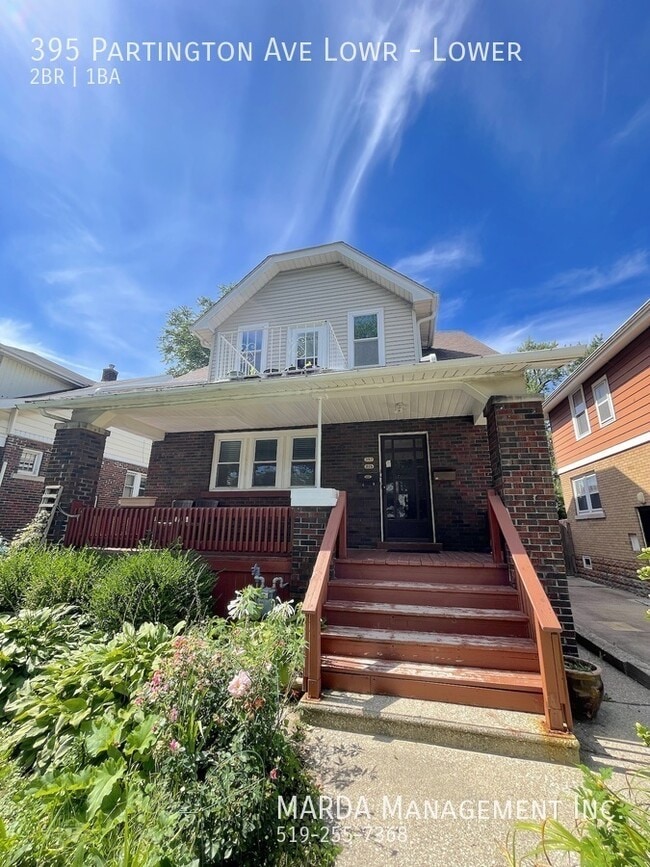 Building Photo - SPACIOUS 2 BED/1 BATH LOWER Unit Lower