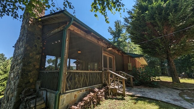 Building Photo - 2/2 Mtn Top Getaway - Huge Screened Porch w/ Stone Fireplace
