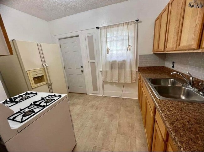 Photo - 2806 Ave L