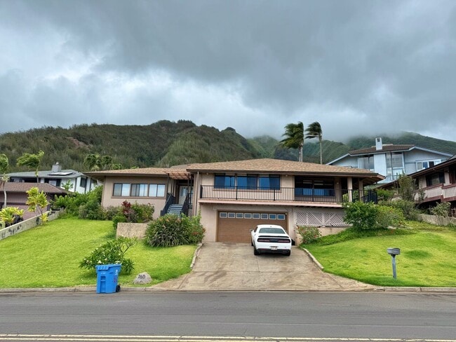 Building Photo - Pet friendly & Spacious - 3 Bedroom / 2 Ba... Rental