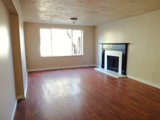 Building Photo - 352 Hampton/Blair - 3 PLEX Unit Main - APT #1