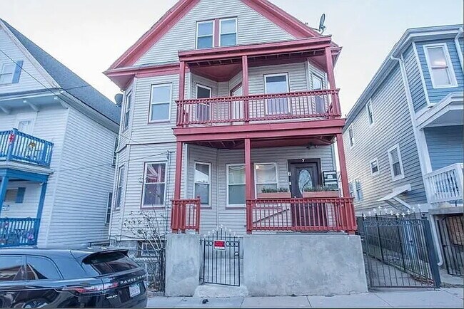 Building Photo - Apartment Available for Rent in Dorchester, MA Unit 2