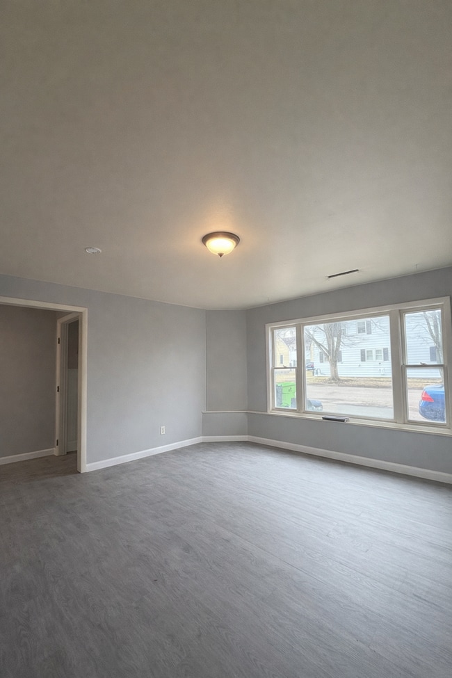 Building Photo - 13 S Grove St Unit 1