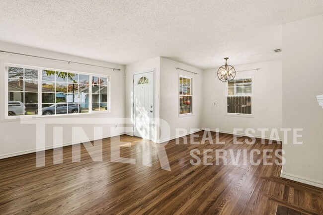 Photo - 4739 61st St