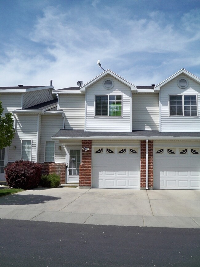 3 Bedroom Townhome with Fenced Yard in Wes... - 3 Bedroom Townhome with Fenced Yard in Wes...