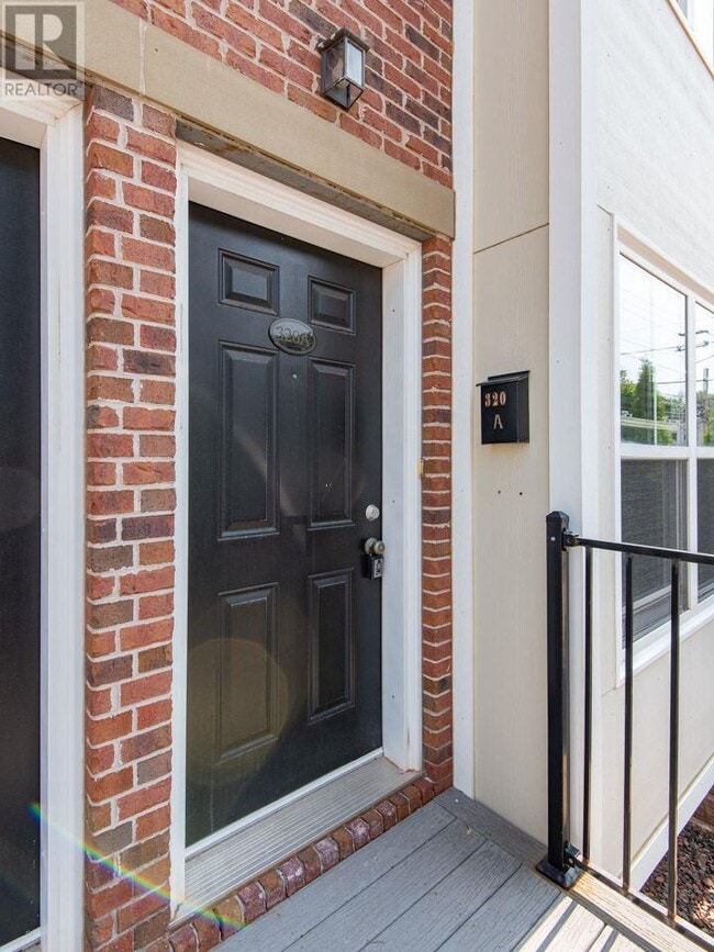 Photo - 320 Queen St