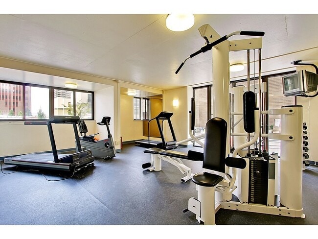 Building Photo - Beautiful bright One Bedroom Condo With a ... Unit 1404