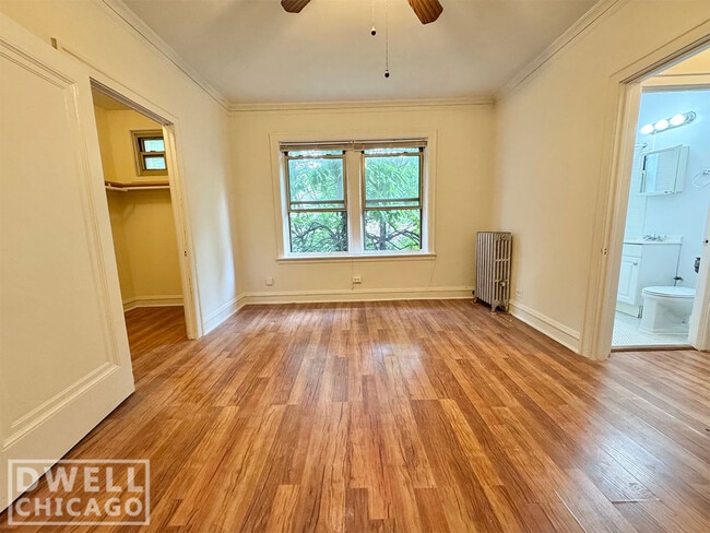 Building Photo - 2530 N Sawyer Ave Unit 208