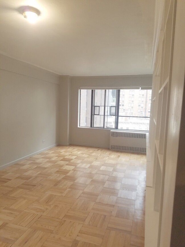 Photo - 117 E 37th St Condo Unit 3r