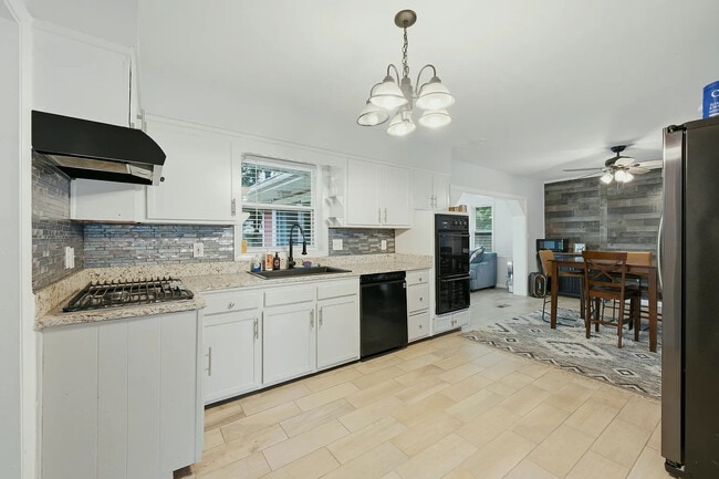 Room in House on Rollingwood Ct SE