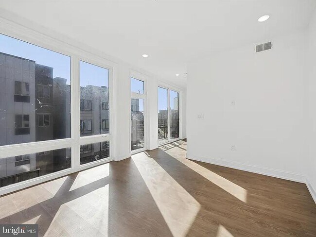 Building Photo - 1614 Ridge Ave Unit 207 Rental