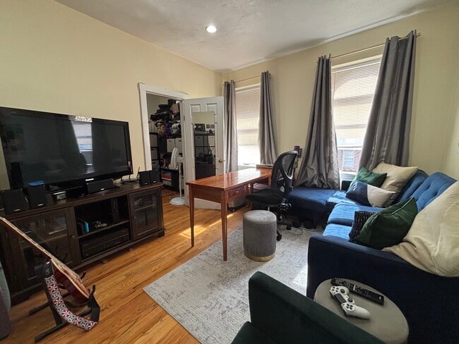 Building Photo - 106 Charles St Unit 7