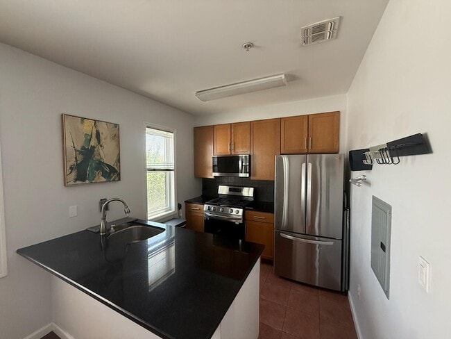 Building Photo - 515 30th St Unit 2B