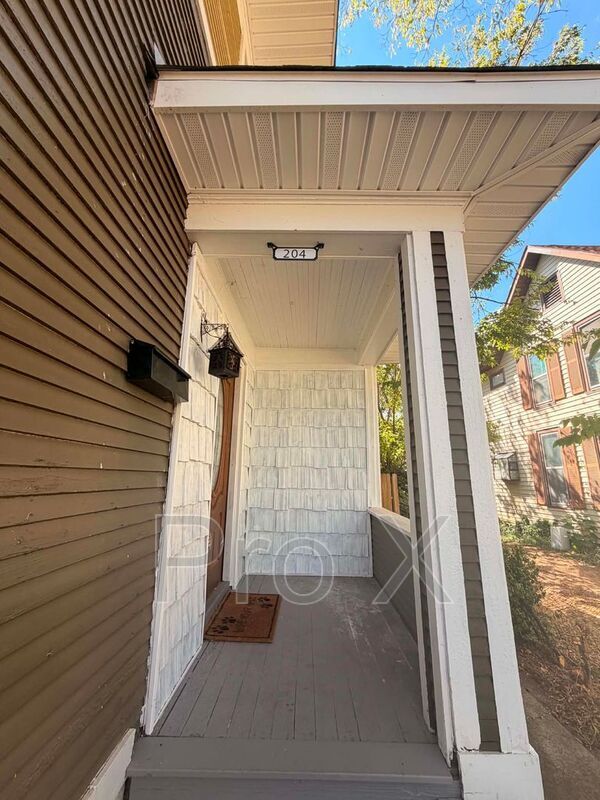 204 N Sergeant Ave