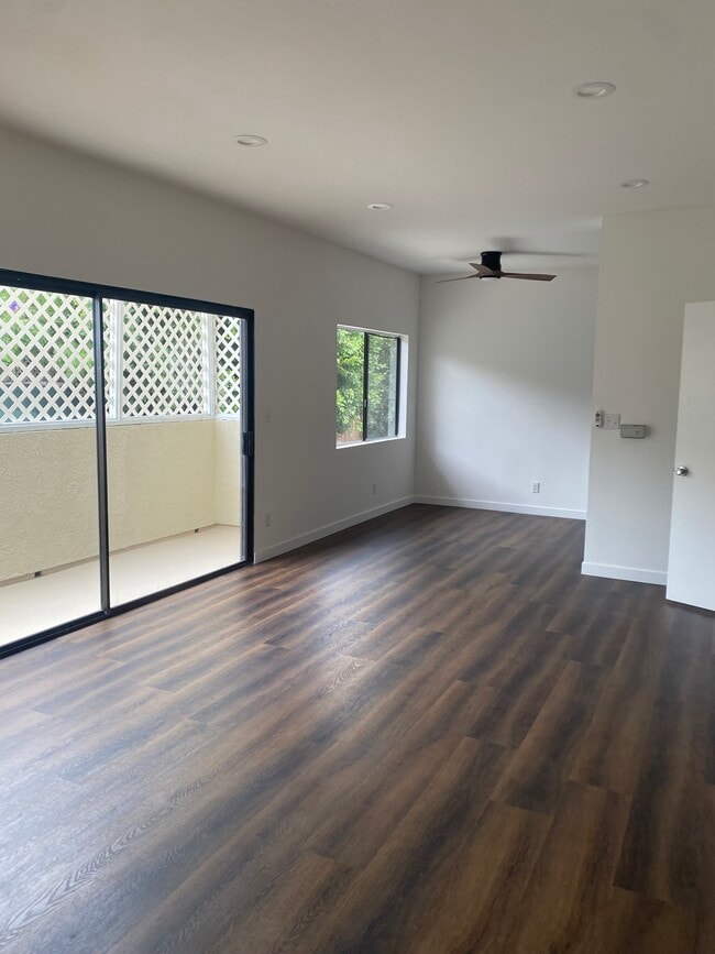 Building Photo - 930 S Venice Blvd Unit 107 Rental