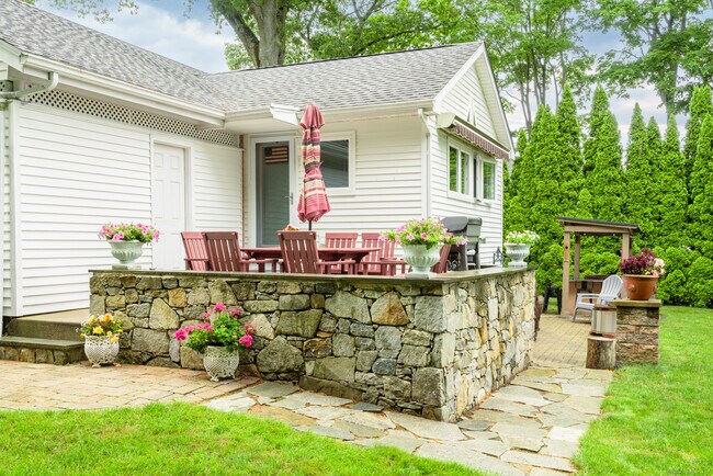 Photo - 92 Grove Beach Rd S