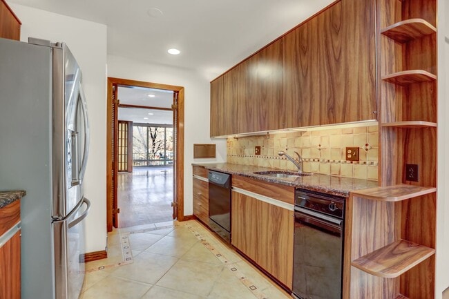 Photo - AMAZING SPACIOUS END UNIT TOWNHOUSE IN PRIME LOCATION