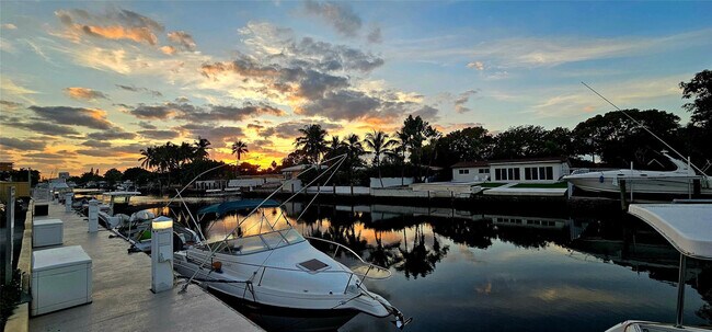 Building Photo - 2000 NE 135th St Unit 605