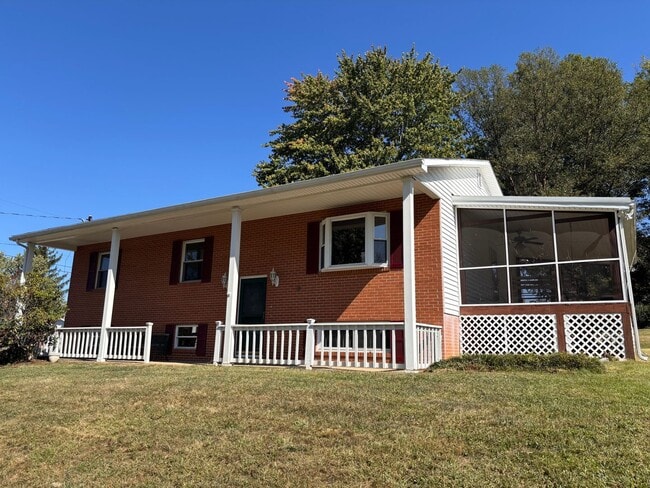 Building Photo - Single Family Home located in North Hills....