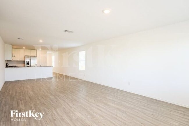 Photo - 1347 White Willow