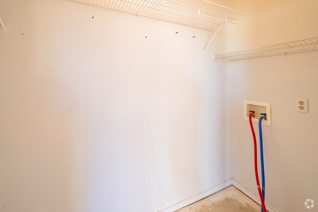 2BR, 1BA - 900SF - Laundry