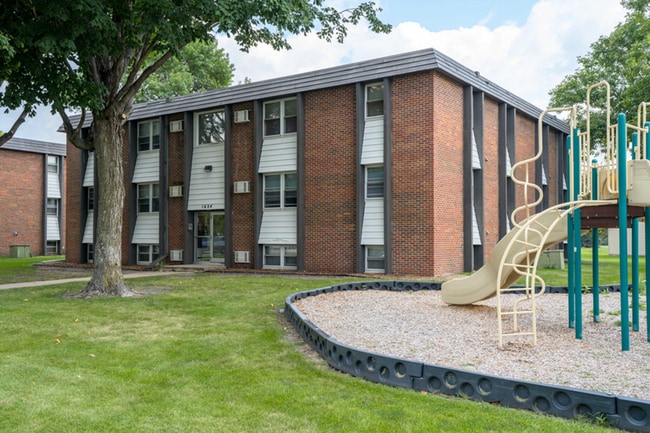 Photo - Colony Court Apartments