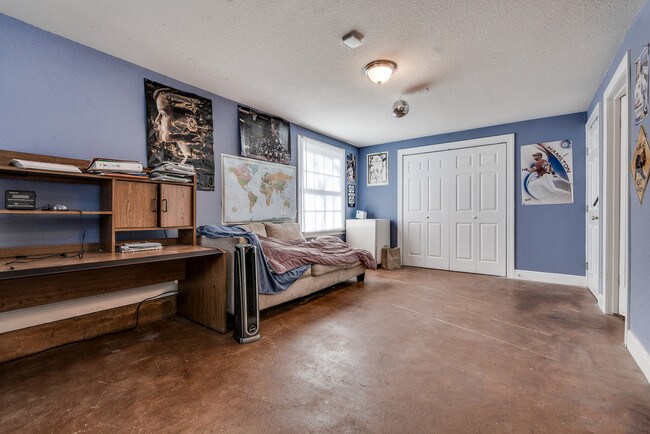 Photo - 905 W 30th St