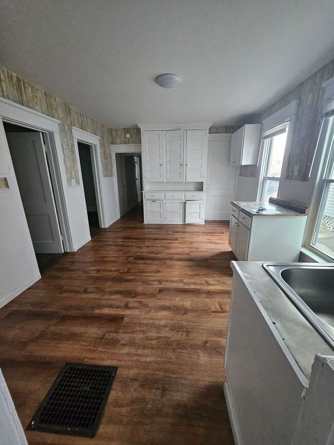 Photo - Lower 3 bedroom unit east side
