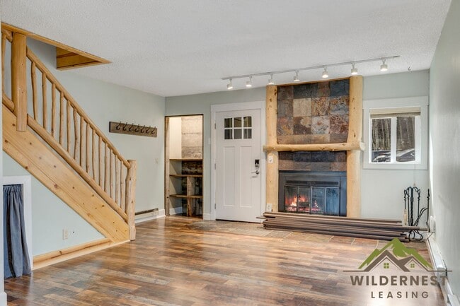 Building Photo - Pet Friendly Updated End Unit with Washer/...