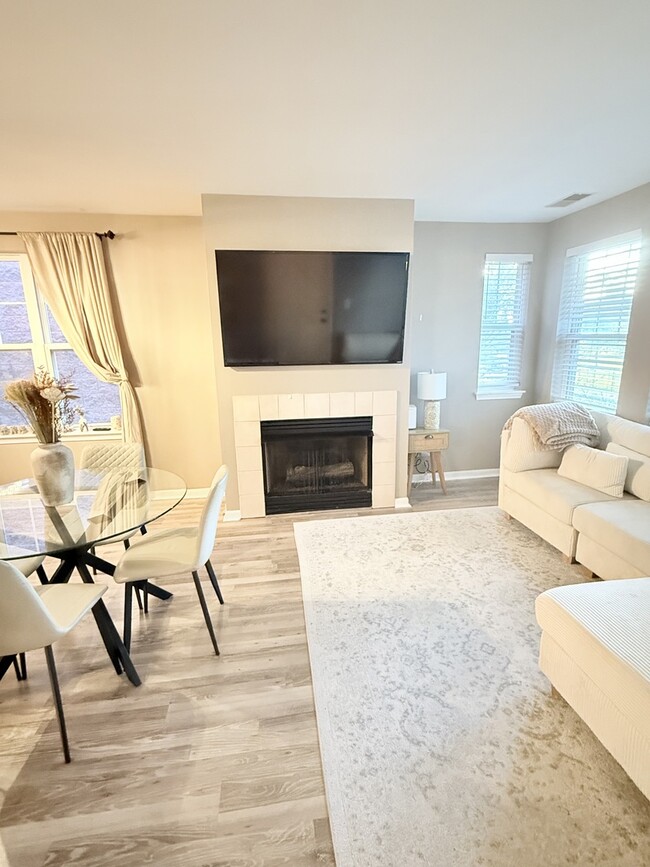 Photo - 649 W Division St