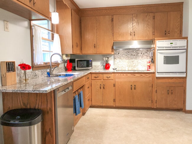 Kitchen with Granite Countertops - 2915 W 71st St
