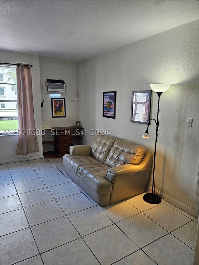 Building Photo - 3030 Collins Ave Unit 4B