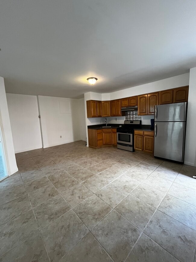 Building Photo - 240 Pennyfield Ave Unit 2 bedroom  apartment