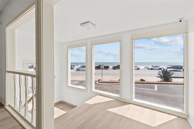 Building Photo - 1522 Seawall Blvd Rental