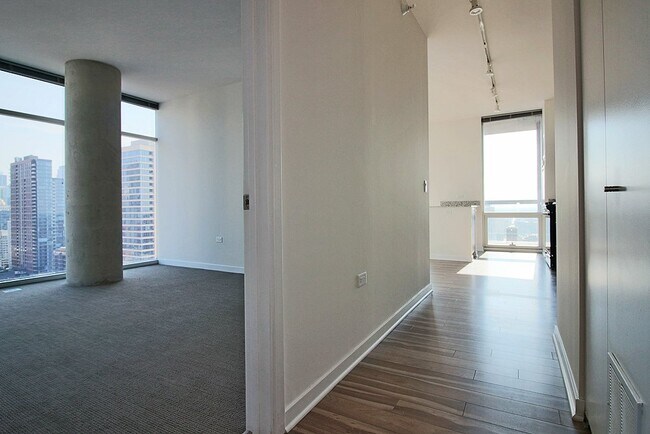 Photo - 814 N La Salle Dr