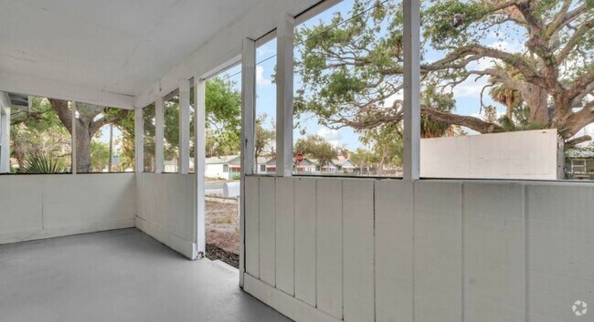 Building Photo - 4/2 ST Pete Home Available Now