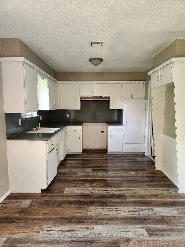 Photo - 5 Bed 1.5 Bath Home in Midwest City!