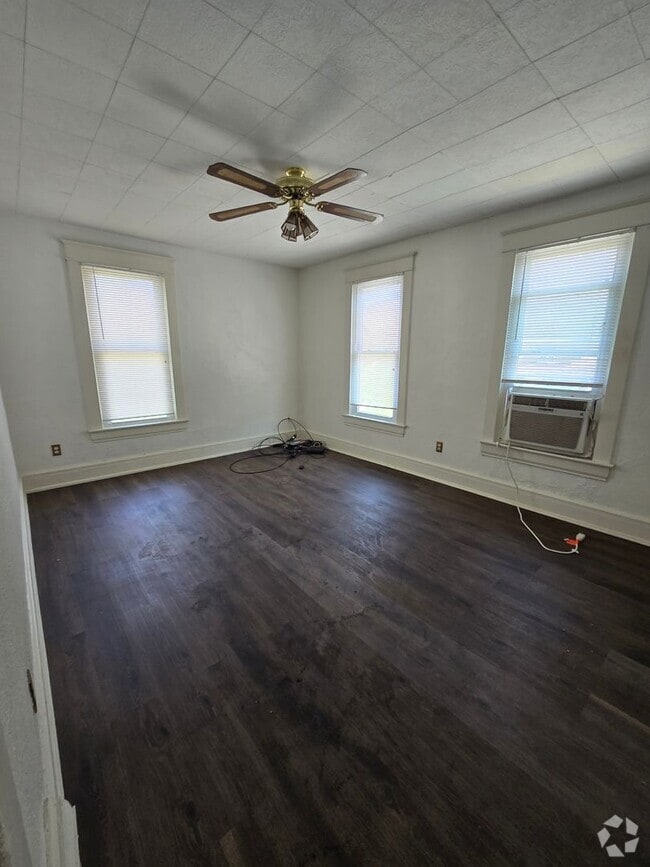Building Photo - Spacious 3BD/1BA Rental