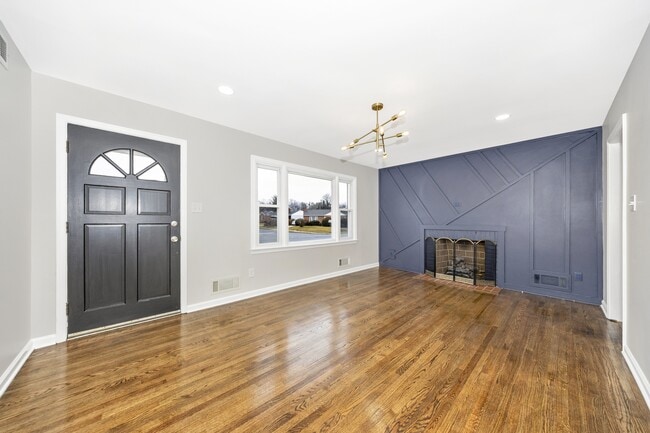 Photo - 406 E 9th St