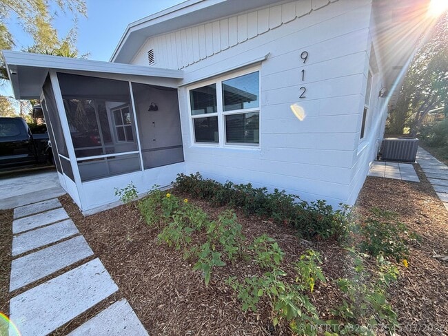 Photo - 912 SE Tarpon Ave